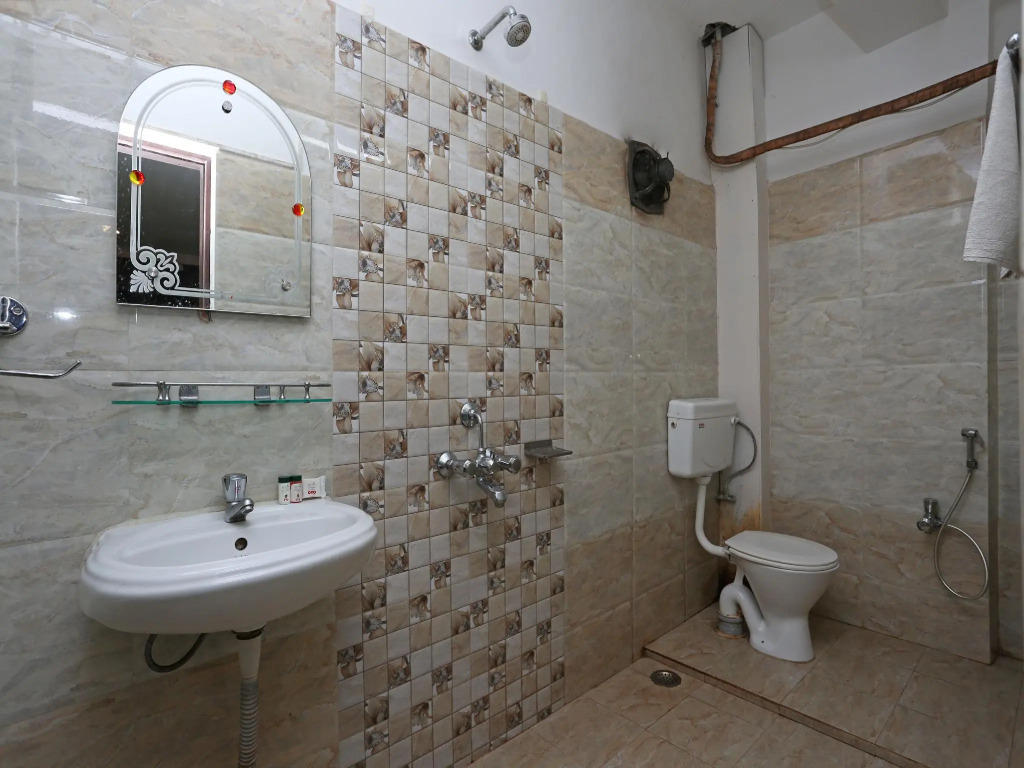OYO Flagship 5716 Hotel Krishna