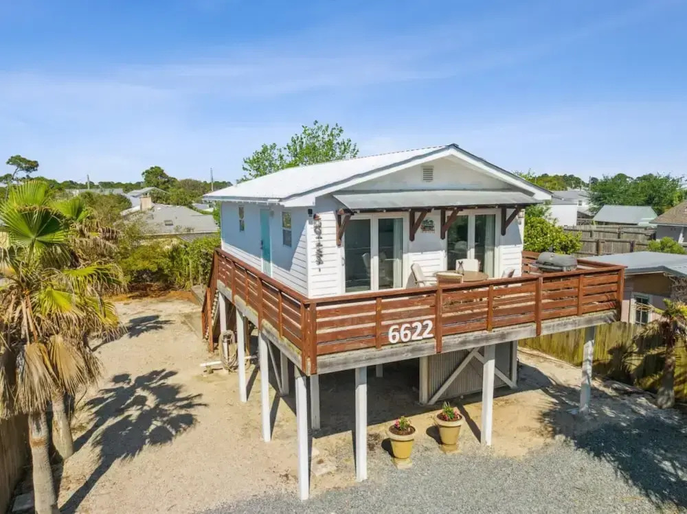 Newly Renovated 2 Bedroom Beach House Free Parking