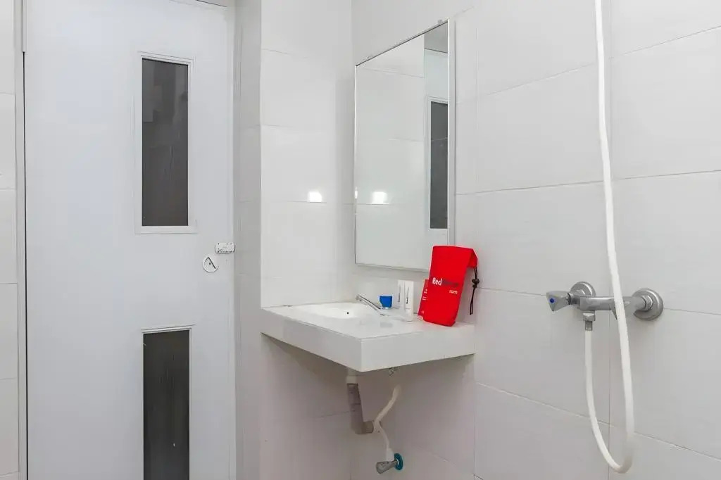 RedDoorz near Istana Plaza 2