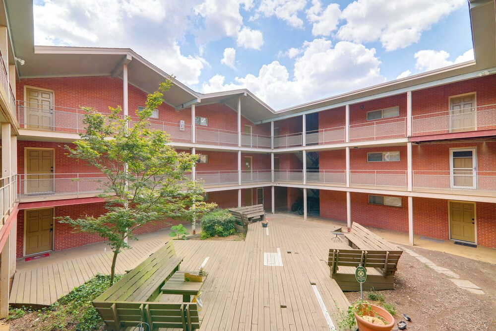 1 Mi to Dtwn & Uga: Condo w/ Pool in Athens!