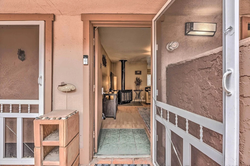 Pet-friendly Condo - 2 Mi to Ruidoso Downs!