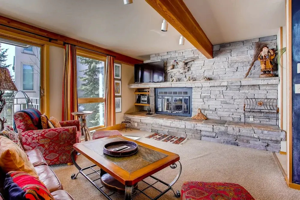 Ski-in/ski-out 2 Br - Sleeps 6 People 2 Bedroom Condo by RedAwning