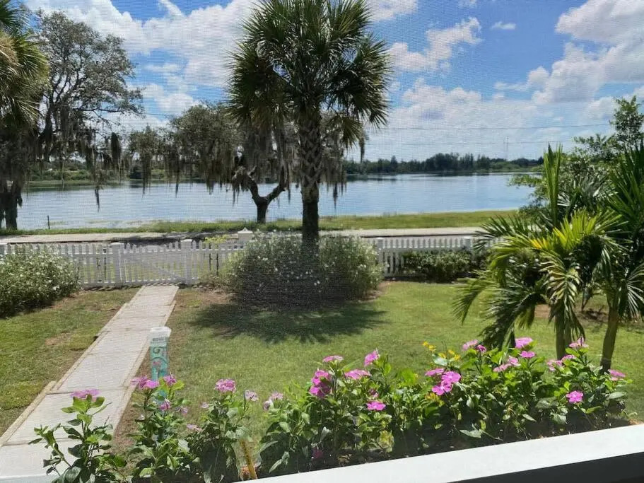Charming 1935 Florida Cottage overlooking Lake Tulane