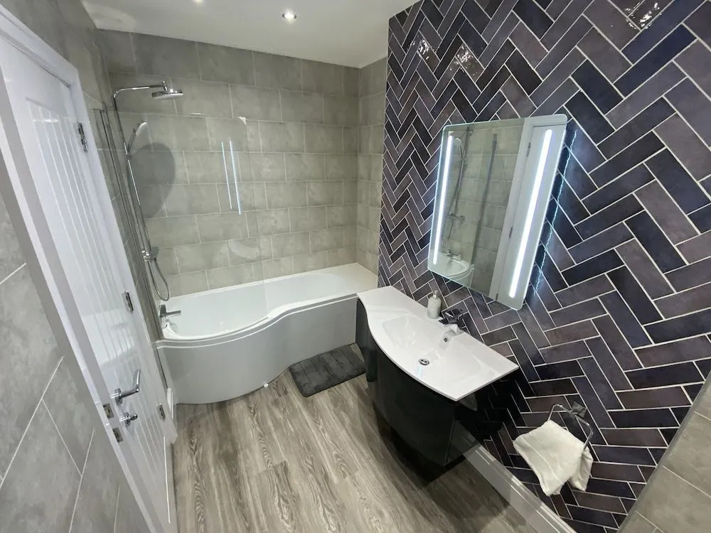 Edward Place Luxury Hot Tub Apartments