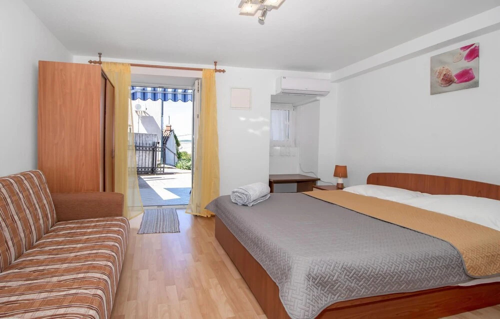 Beautiful Apartment in Jadranovo With Wifi
