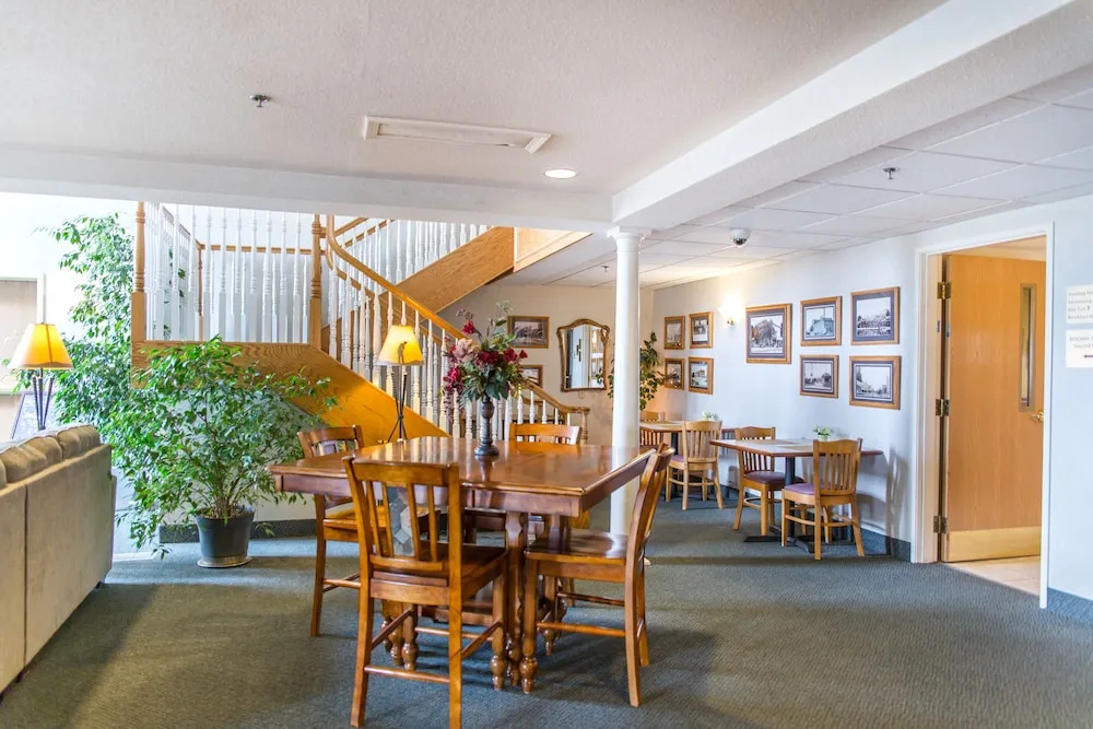 Econo Lodge Inn And Suites
