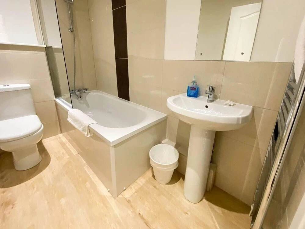 Large Modern 3 Bedroom Apartment - Free Parking