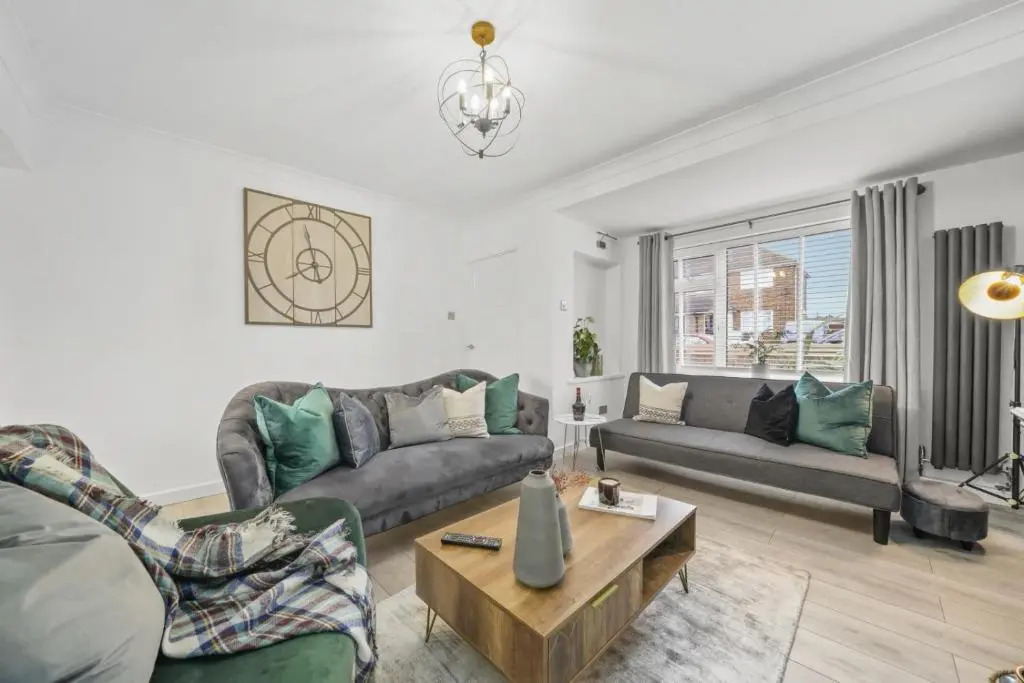 Stunning 2-bedroom house with free parking & WiFi