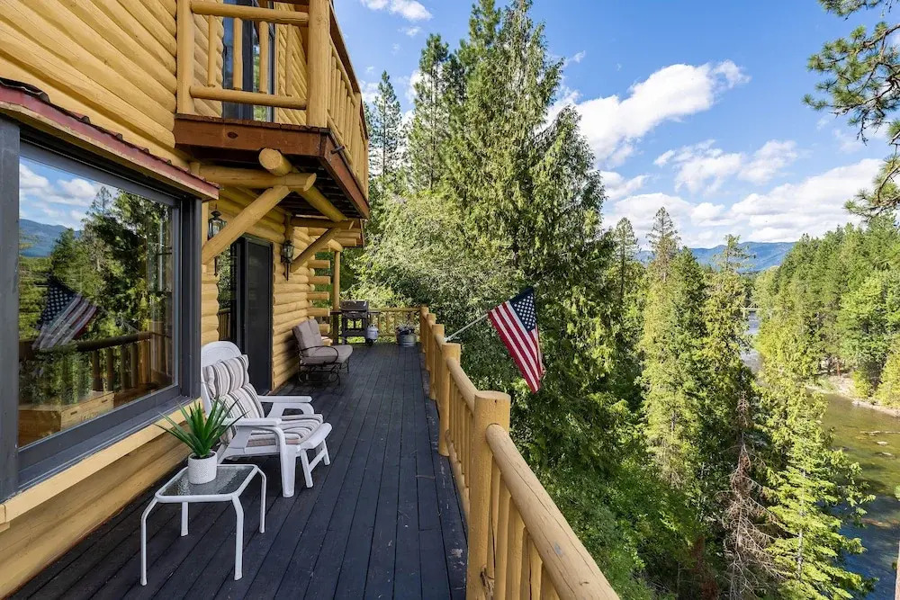 Log Cabin w/ Private Hot Tub on Wenatchee River!