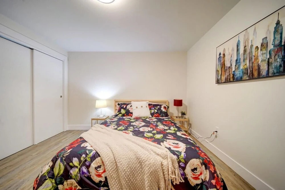Stylish Modern Condo w Parking Location Coffee