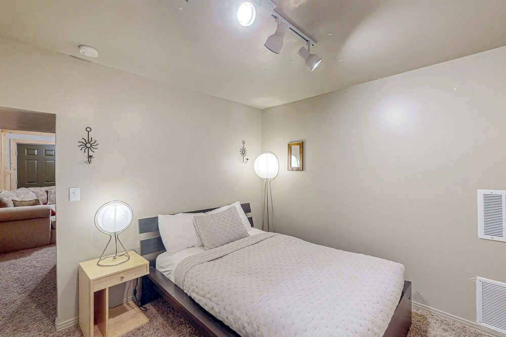 3BR w/ Views, Ping-pong, Deck, & Fireplaces