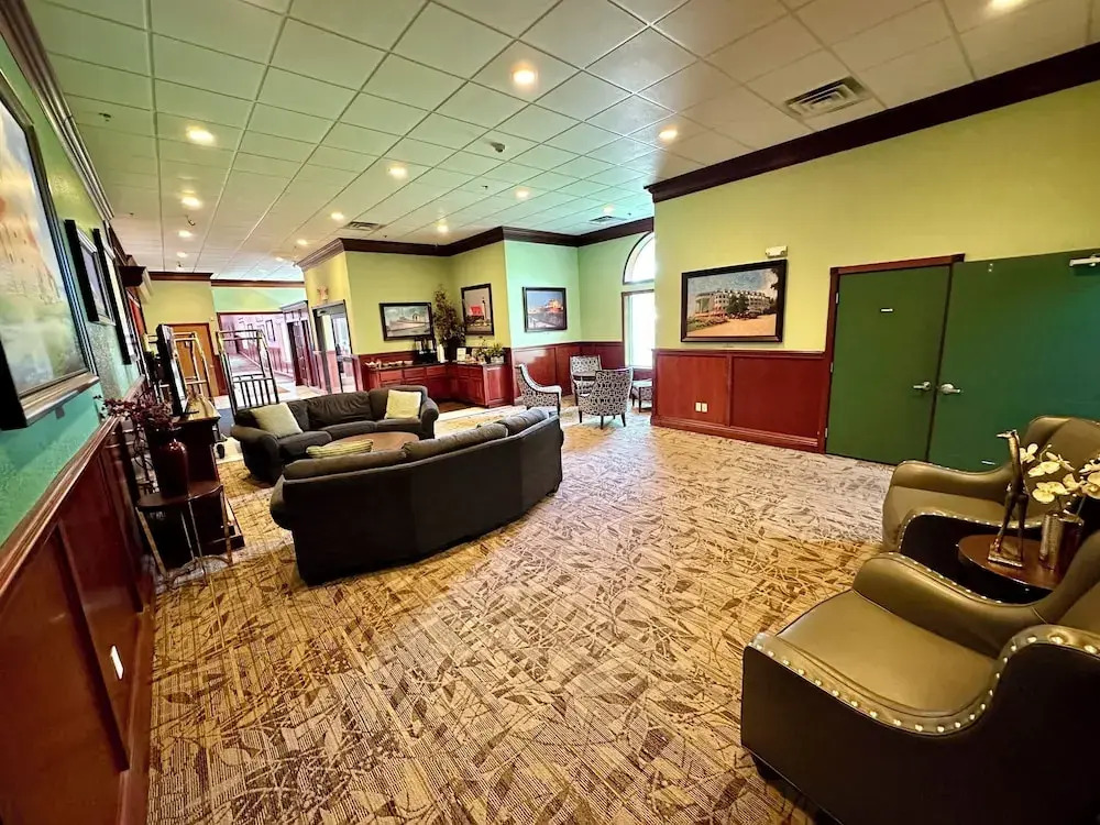 Mackinaw Beach and Bay Inn & Suites
