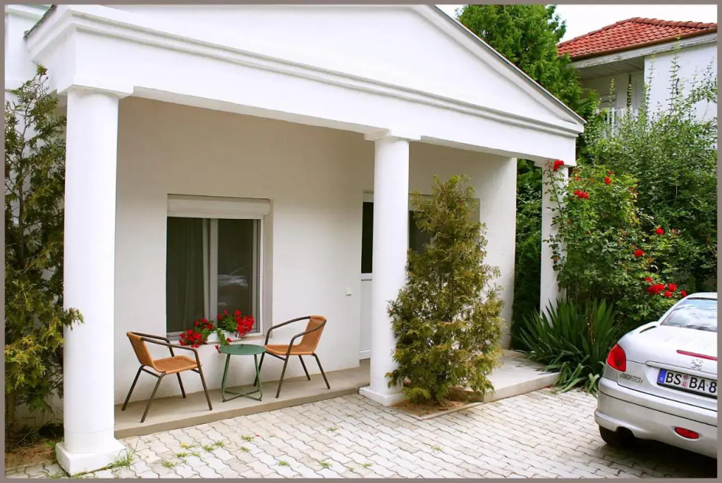 White & Quiet Apartment House
