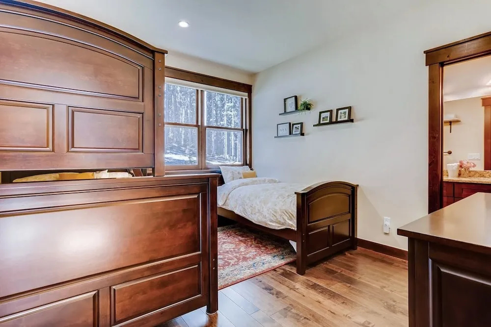 New W/pool & Private Hot Tub, Walk To Gondola 3 Bedroom Townhouse