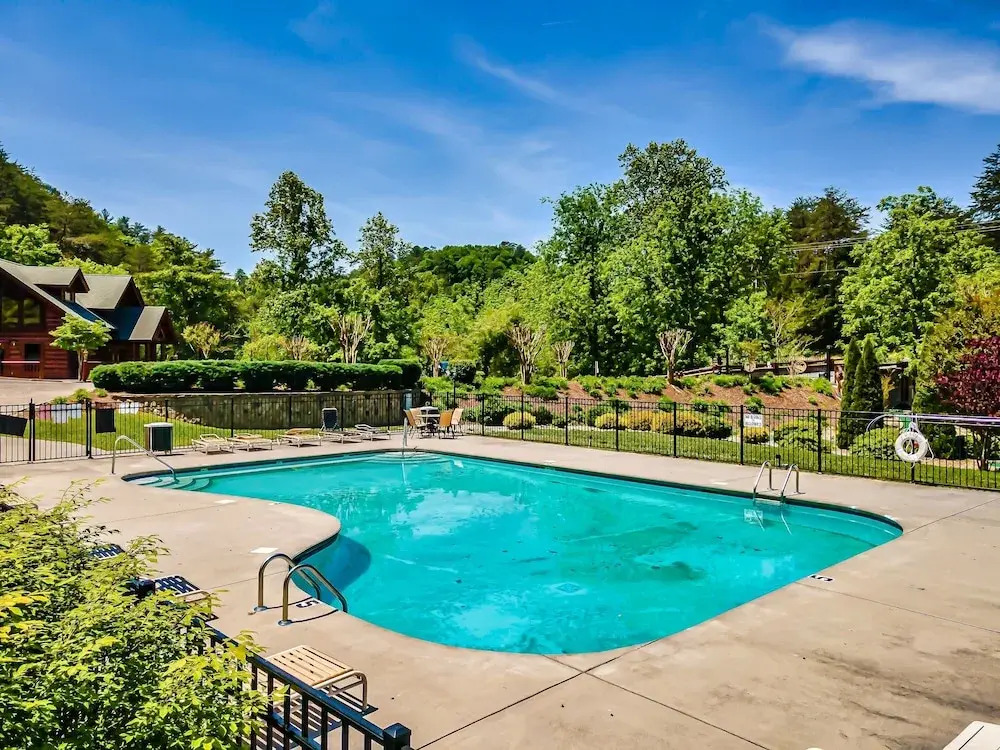 Cougar Crossing Vista - HotTub Pool View
