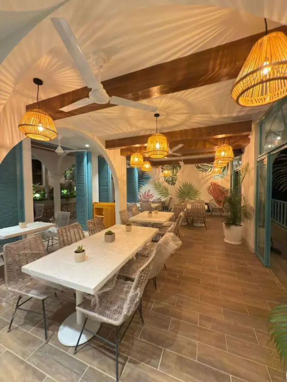Adra Hostal Peten