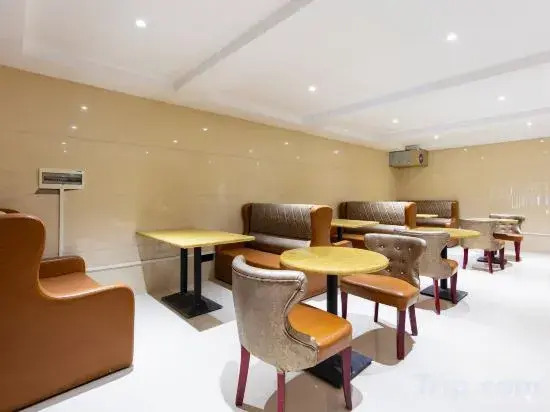 Wilson Holiday Hotel (Yichun Mingyue Bridge Branch)
