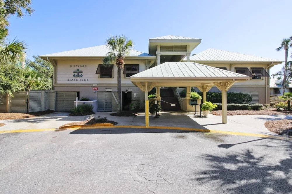 Colonnade Club 137 - Two Bedroom Condo