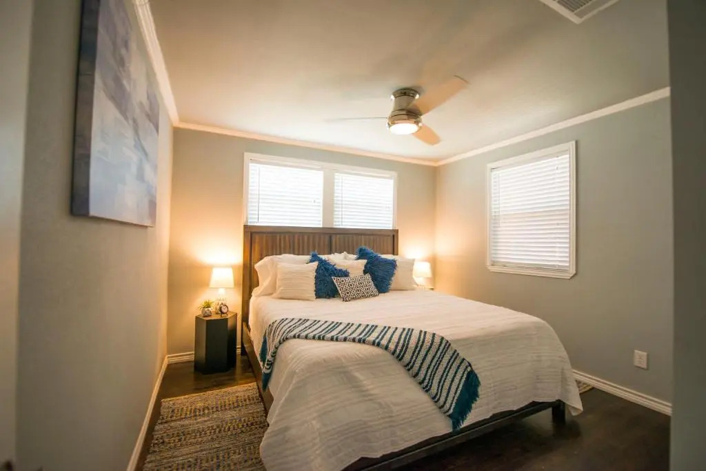 Walk to the Silos! 3 Bed 1960's Bungalow near Baylor