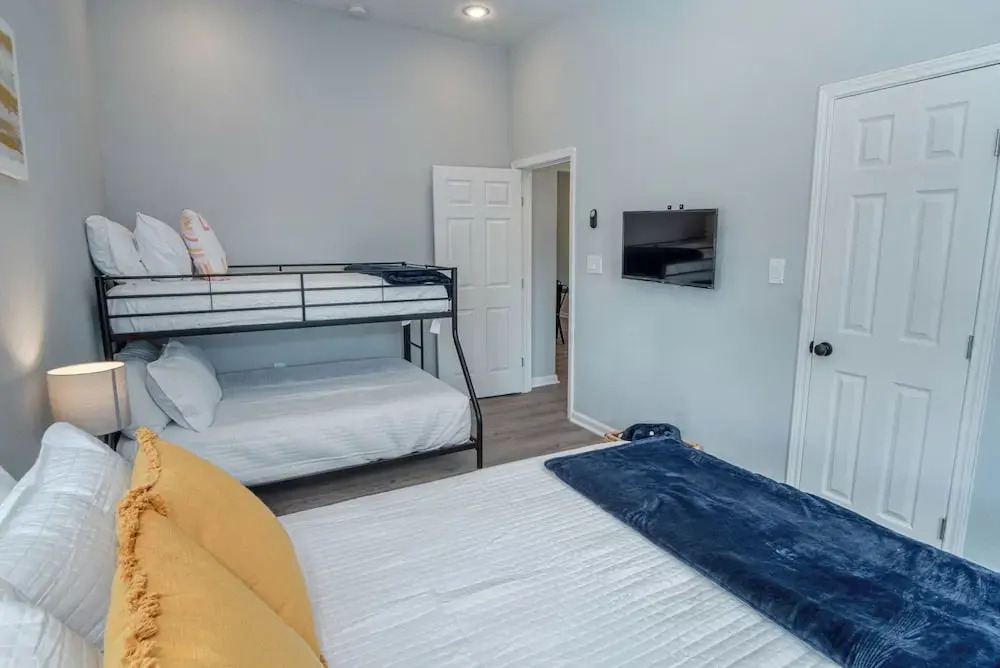 Cozy and Lovely 2BR 2BA Apt#a Near Lively Downtown