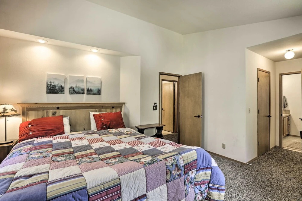 Game Room: Mountain Chalet 5 Mi to Donner Lake