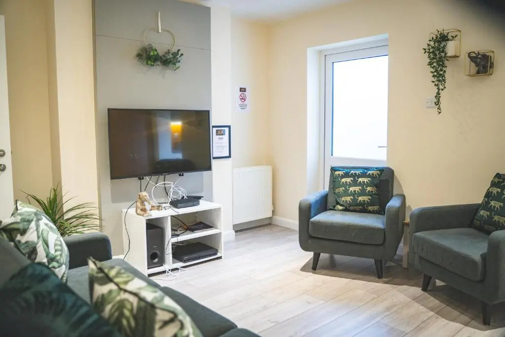 Spacious 4-bed house in Crewe by 53 Degrees Property, ideal for Contractors & Business, FREE parking - sleeps 7