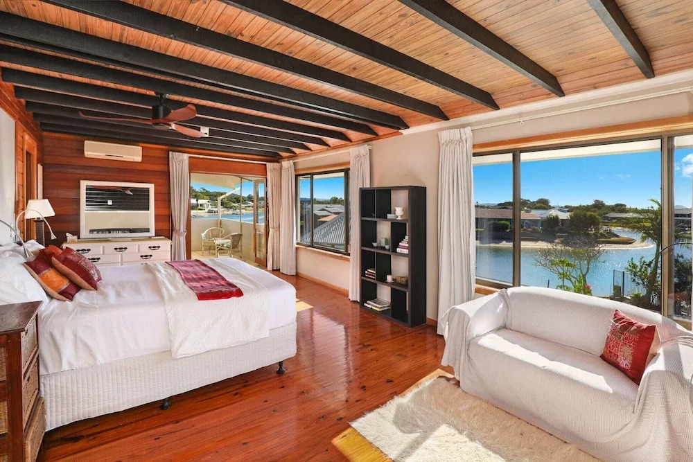 Schman55-Waterfront, Resort-Style Entertainer