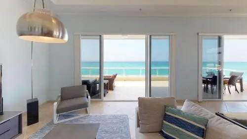 Beachfront 4Br Retreat Walk To Beach & Town