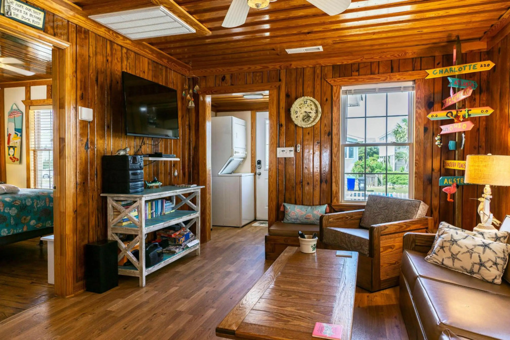 Ivy Cottage by Oak Island Accommodations