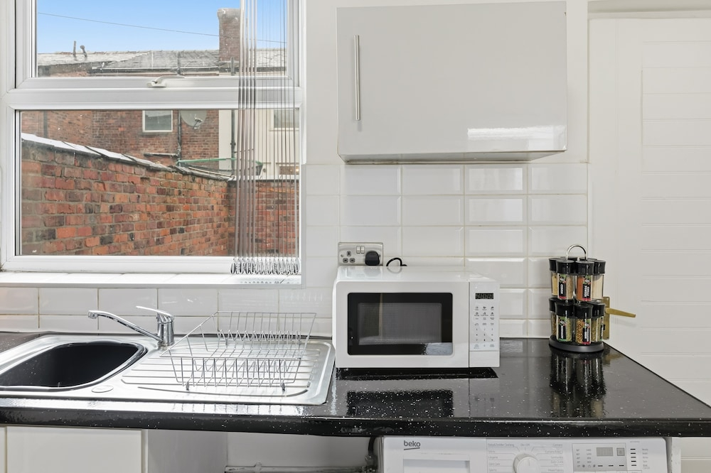 House - Sleeps 6 - On Street Parking