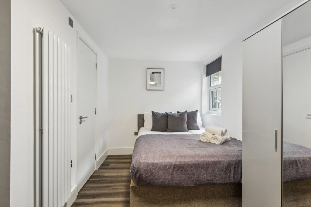 STH Sutherland Avenue Apartment