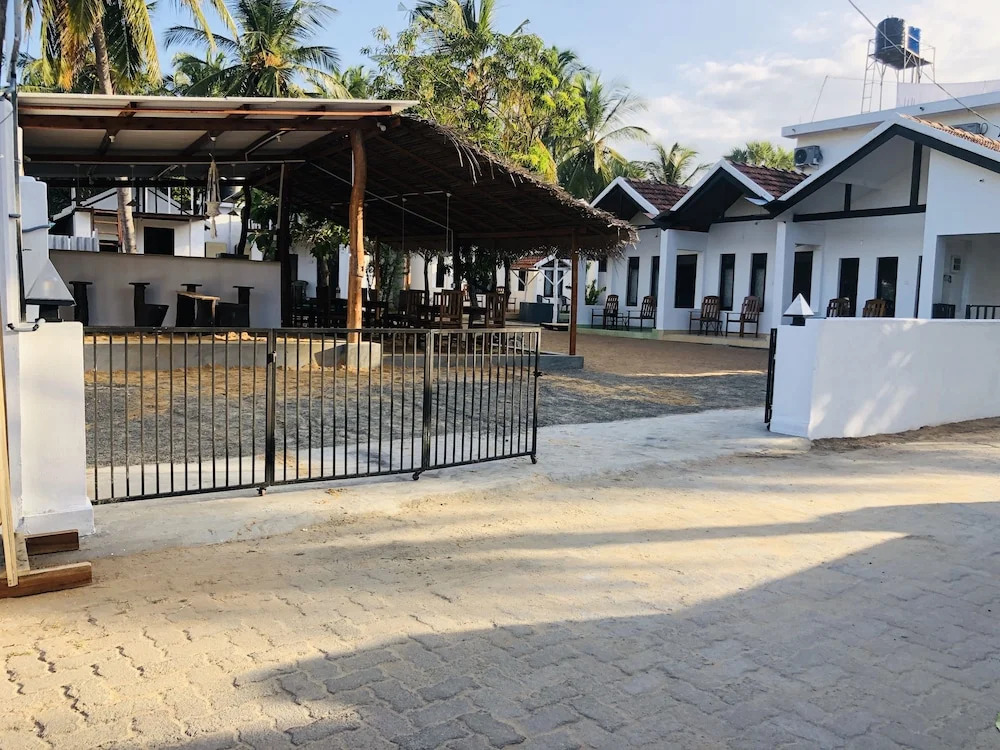 Sam's Hut Arugambay