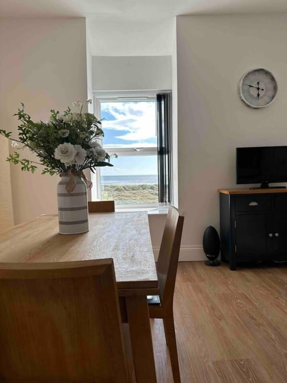 Remarkable 1-bed Seaview Beach Apartment Barmouth