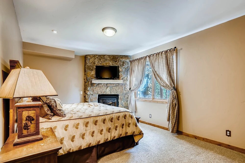 Private Hot Tub & Walking Distance To Gondola-4br Sleeps 14 4 Bedroom Home