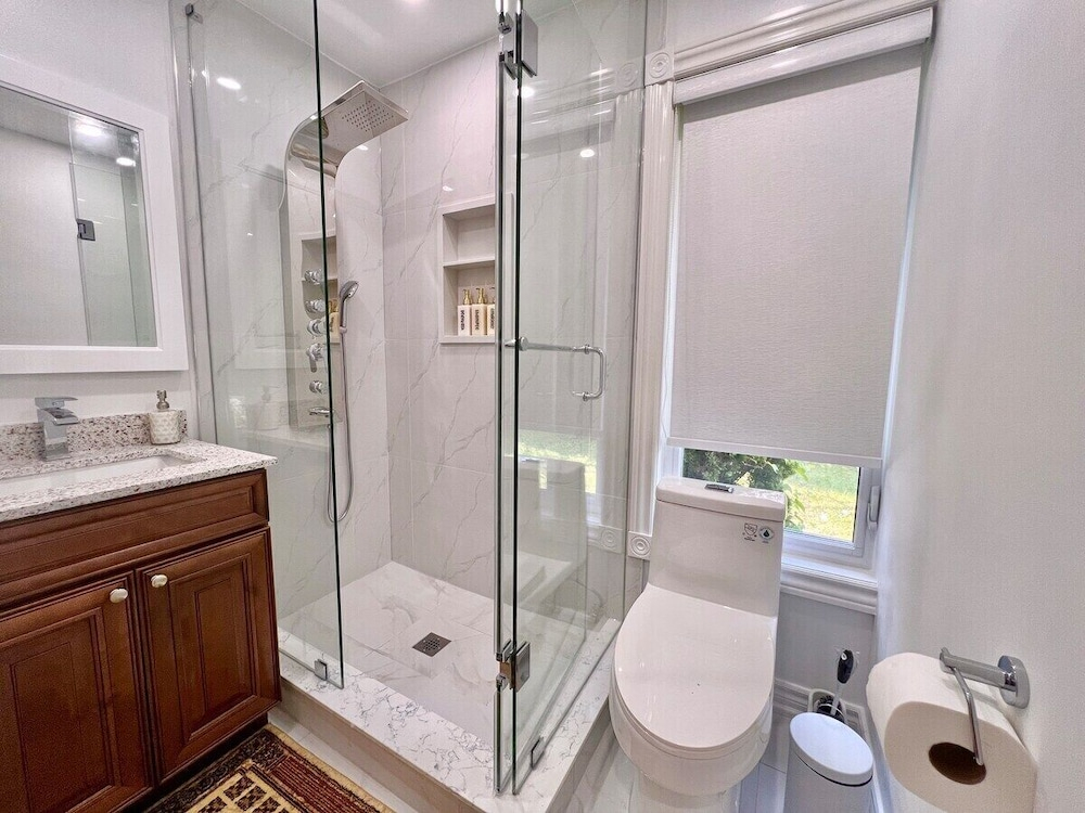 Cozy Home Near Transit & Hillcrest Mall with Free Parking