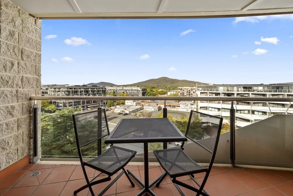 Inner-city 2-bed With Parking, Pool, Gym & BBQ