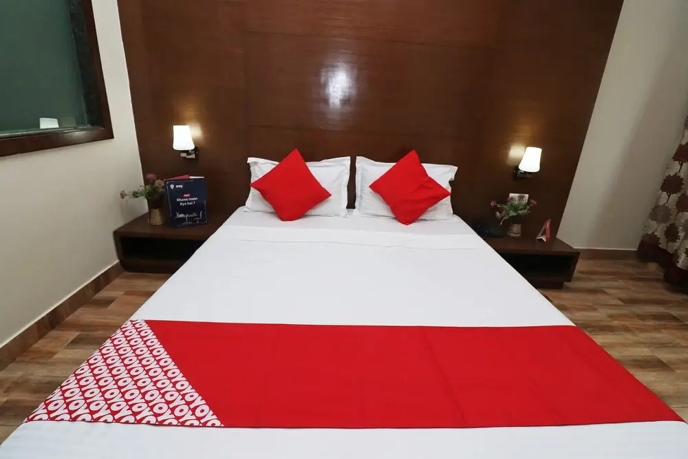 OYO 18753 Hotel Glance Inn