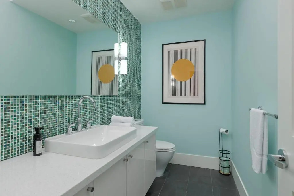Stunning 3 Bedroom Secondary Suite N Van