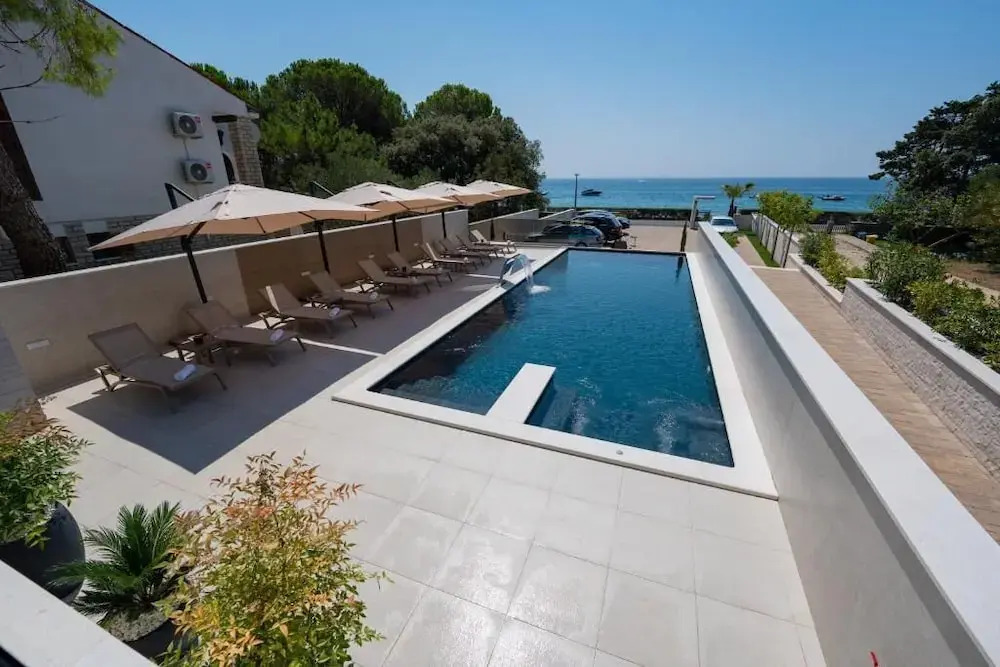 Bumblebee apartments & rooms with pool