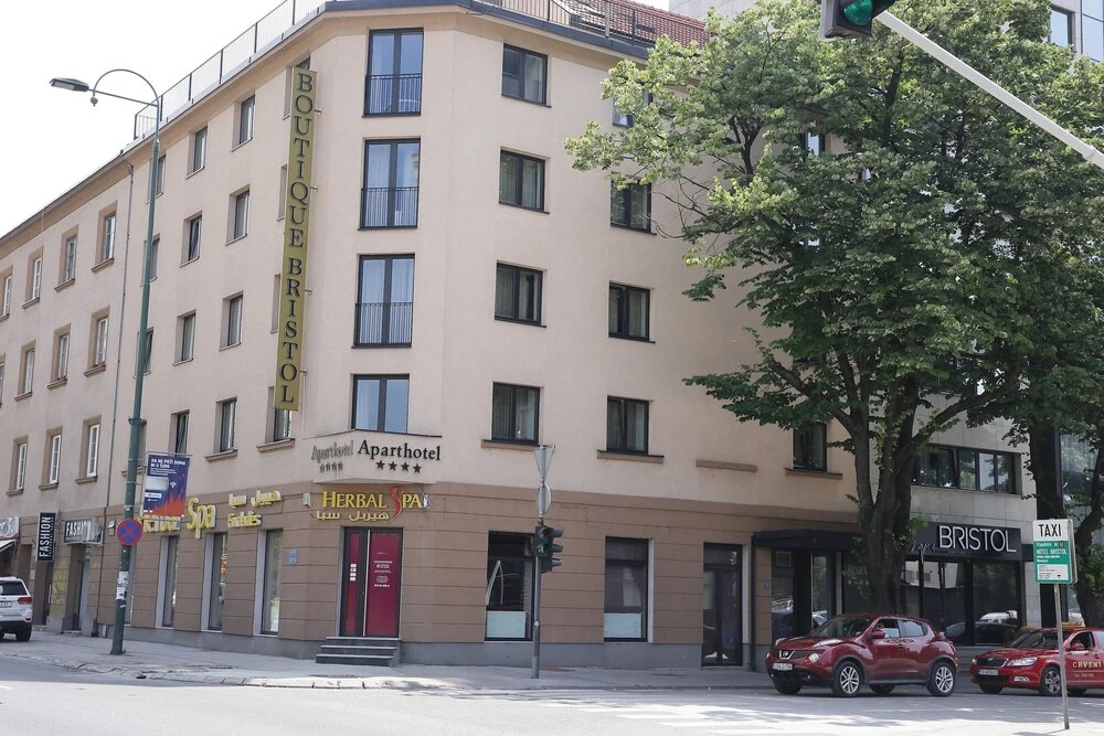 Serviced Apartment- Free Parking - Breakfast bar
