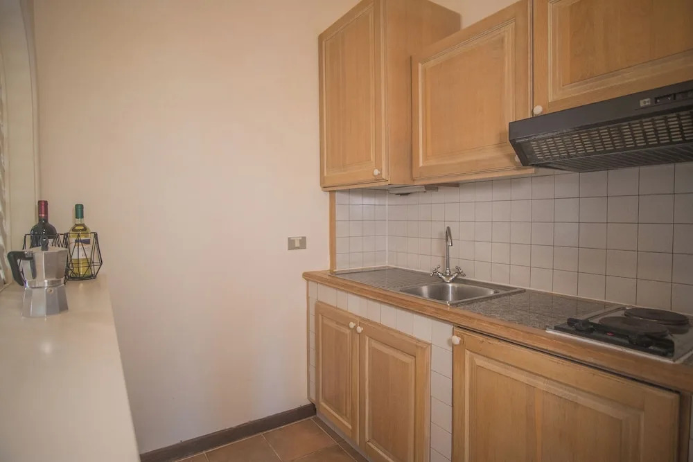 Beautiful Giardino Degli Oleandri 2 Bedroom Apt Sleeps 6 Plus a Child-childs bed