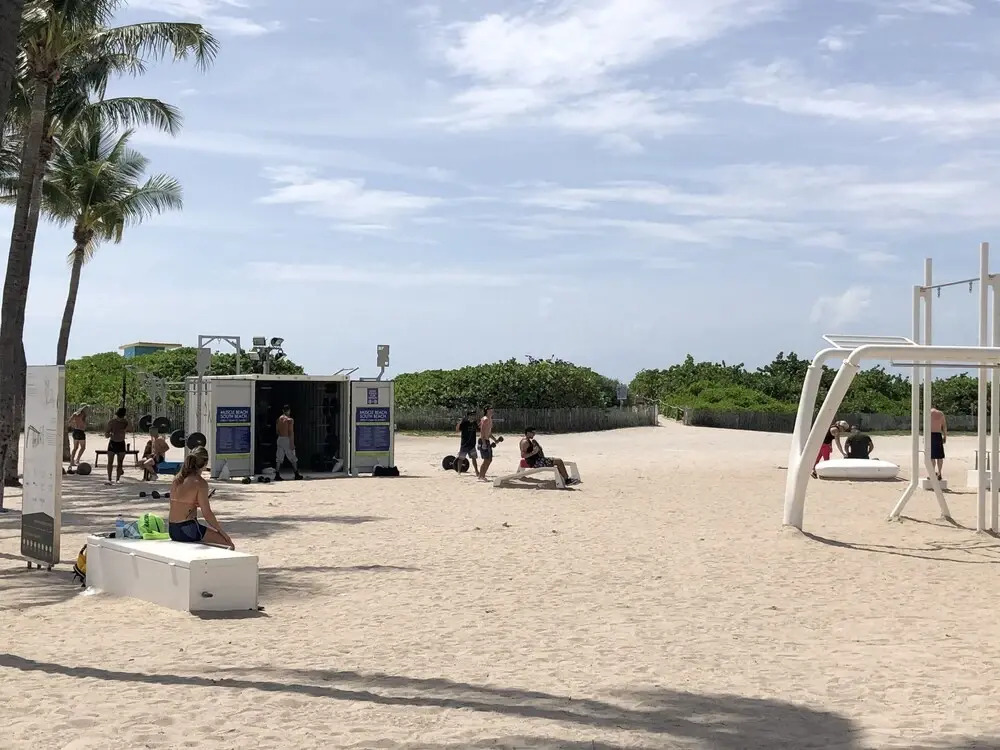Deco Walk Hostel | Beach Club
