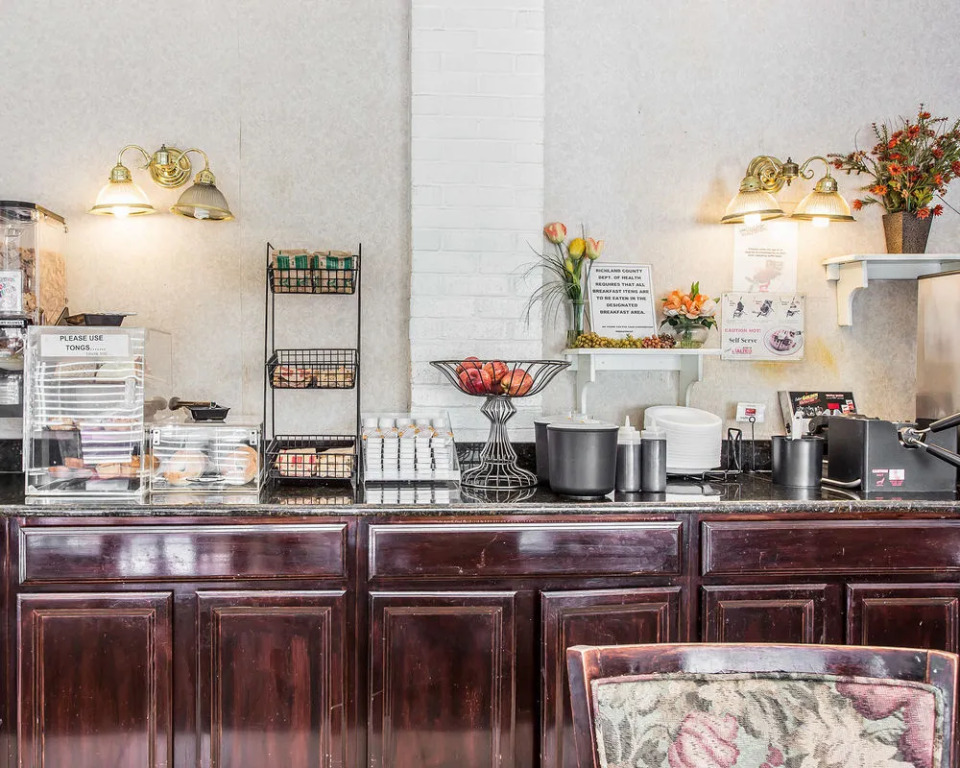 Econo Lodge Inn & Suites Fort Jackson area