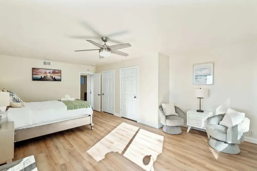 Spacious Retreat With Scenic Mountain Views