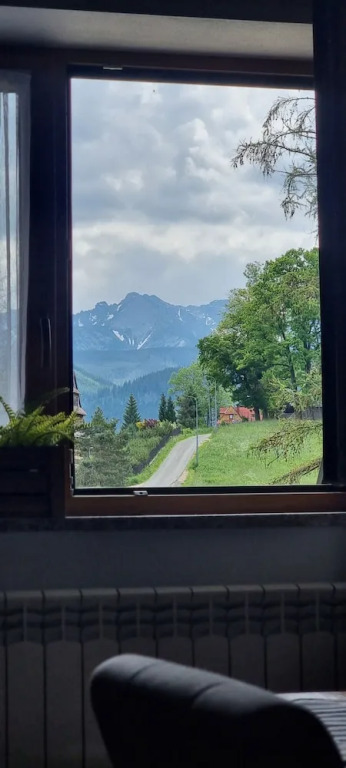 Domek Gabi z balią w ogrodzie