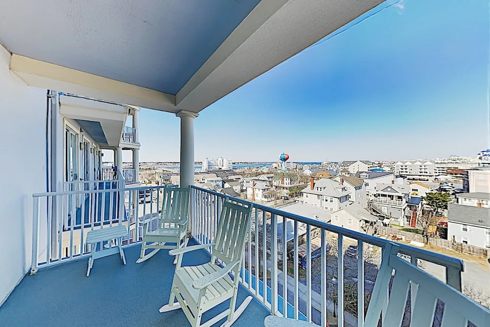 Beachfront W/ Pool & Ocean-view Balcony 3 Bedroom Condo