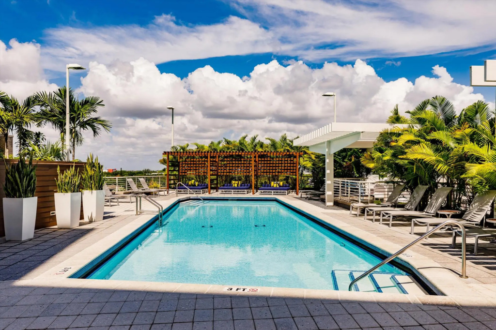 Hang Ten- Large Townhome, lux amenities, parking