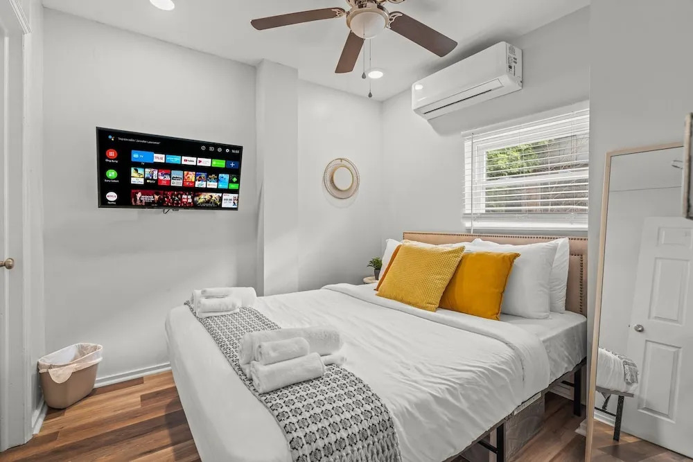 East Passyunk Trendy Apartment