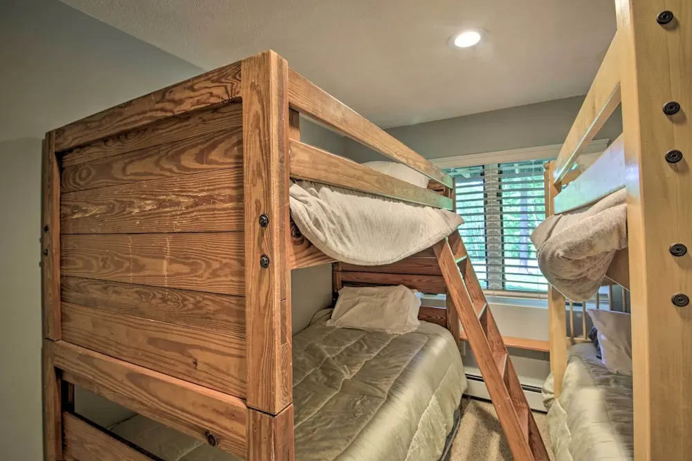 Bartlett Condo w/ Mtn-view Deck < 1 Mi to Skiing!