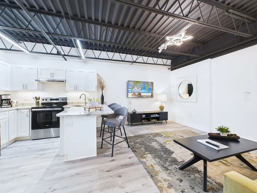 Modern Loft Near Port Beach Dining -unit 201